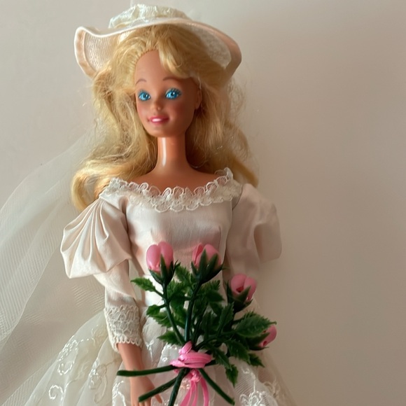 Vintage Barbie with 1986 wedding dress outfit. - Picture 2 of 4